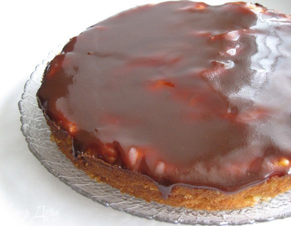 Карамель немного остудить и вылить на пирог.