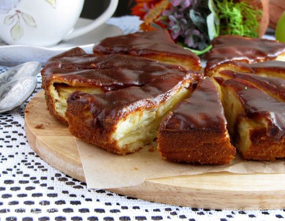 Карамельный грушево-яблочный пирог готов! Разрезаем и пробуем, угощаем близких и друзей. Приятного аппетита!