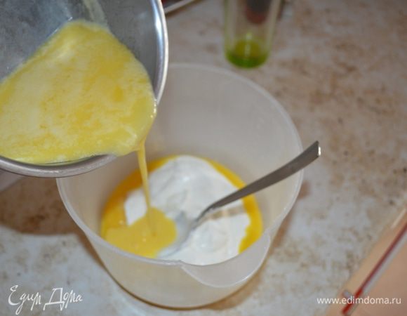 Отделяем желтки от белков. Белки в холодильник, а желтки смешиваем с солью, сахаром. Добавляем сметану и растопленное масло. Добавляем муку и все вымешиваем