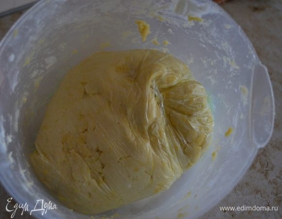 Тесто скатываем в шар, оборачиваем пищевой пленкой и в холодильник на 1 час