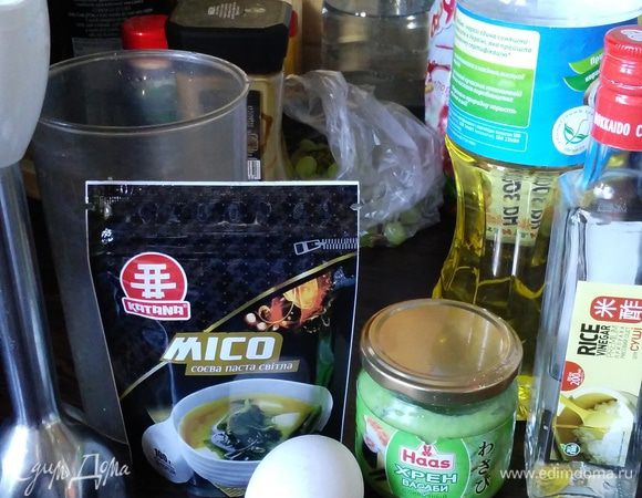 Сначала сделаем майонез - в чаше погружного блендера взбить желтки с уксусом и маслом, добавить васаби и мисо-пасту.