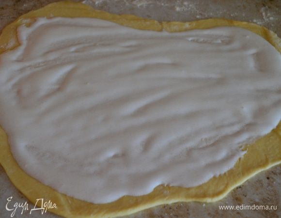 Тем временем белки с сахаром взбиваем в пышную пену (лучше использовать сахарную пудру, но у меня она как раз закончилась, поэтому сахар тоже сгодился). Достаем тесто, раскатываем его в пласт толщиной ~ 0.5 см (удобнее в два захода). Ровным слоем выкладываем сахарно-белковую пену. Скручиваем в рулет и нарезаем толщиной ~1.5см