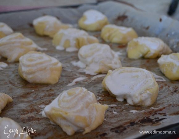 Выкладываем на противень с пергаментом и выпекаем 20-25 мин при 180. Ориентируйтесь по румяным бочкам! приятного аппетита!