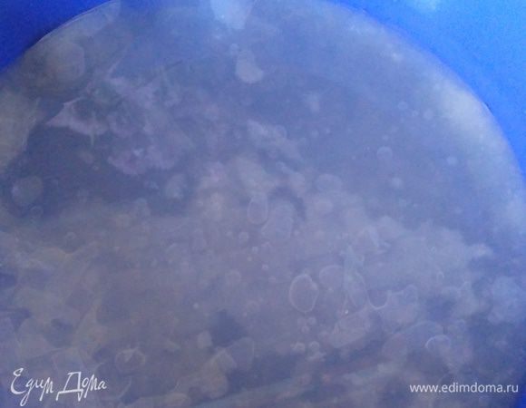 Замочить рисовую бумагу на несколько секунд в воде.