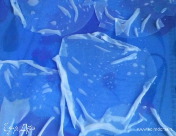 Мягкие листики разложить на доске или силиконовом коврике.