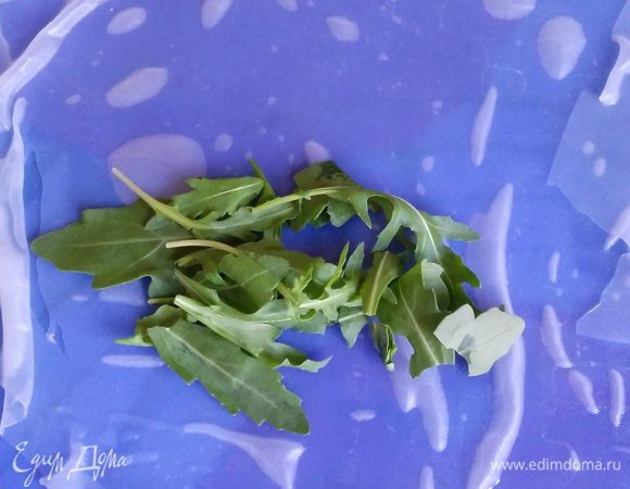 Руколу порвать, разложить на бумагу