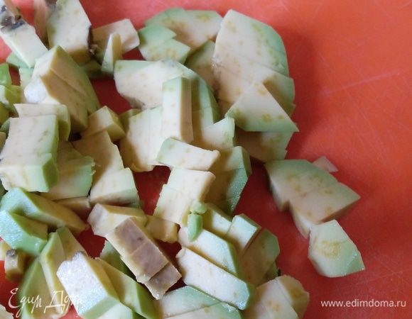 Потом авокадо, нарезанный мелким кубиком.