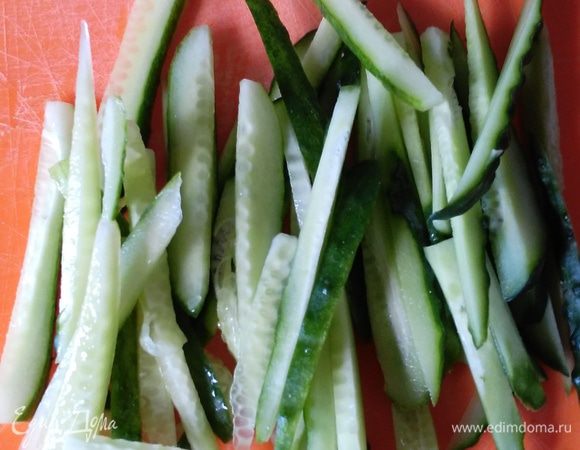 Свежий огурчик, нарезанный соломкой.