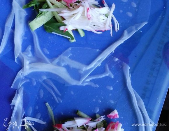 Крабовые палочки у меня с добавлением крабового мяса, они очень удачно разделялись на волокна, поэтому я не нарезала, а разобрала пальцами и разложила сверху огурцов.