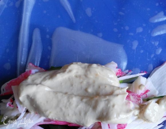 Положить по ложке майонеза.