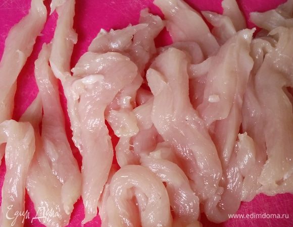 Куриное филе нарезать длинными полосочками и замариновать в 1 столовой ложке рисового уксуса.