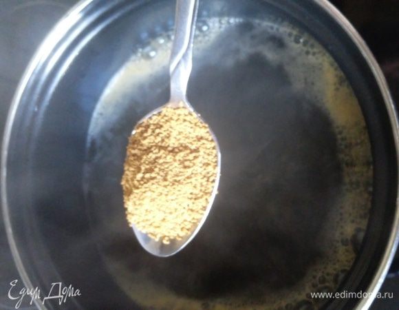 Закипятить 2 литра воды и всыпать столовую ложку с горкой сухого рыбного бульона хон-да-ши.