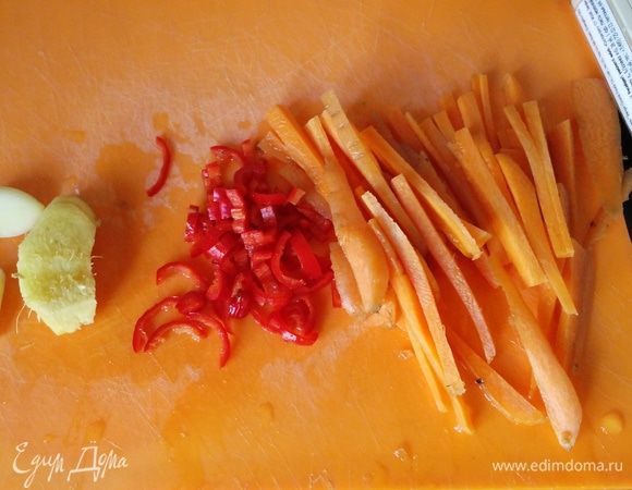 Положить курицу и варить минут 7. Нарезать морковку тонкой соломкой, чили мелко (я брала половинку и без семечек), имбирь и чеснок натереть на мелкой терке.