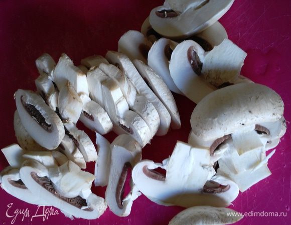 Грибы порезать пластинками.