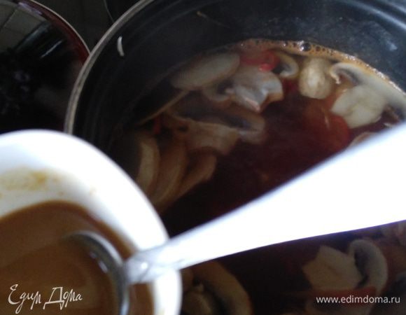 Развести мисо пасту в бульоне, добавить в суп.