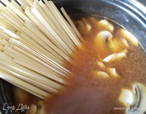 Добавить лапшу удон, варить еще 8 минут.