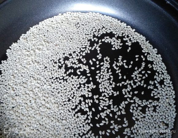 Положить имбирь, чеснок и соевый соус. Количество соуса по вкусу, насколько соленым вам нравится, мне хватило 3 столовых ложек. Обжарить на сухой сковороде кунжут.