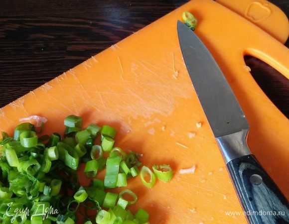 Нарезать зеленый лук. Супу дать настояться минут 10.