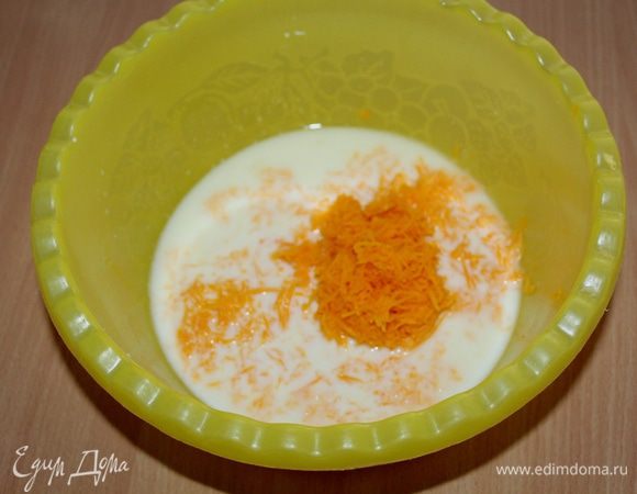 В миске смешать все ингредиенты (молоко должно быть теплое), добавить натертую на мелкой терке тыкву. Перемешать.