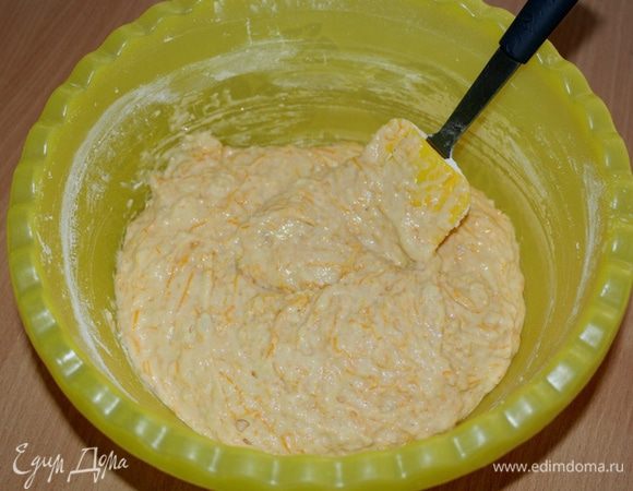 Добавить муку, такое количество, чтобы консистенция теста была как густая сметана. Накрыть и оставить в теплом месте на 1 час.