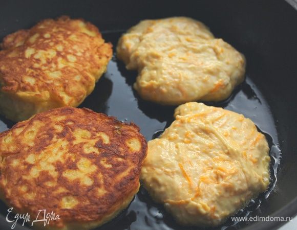 Обжарить оладьи на раскаленном растительном масле.