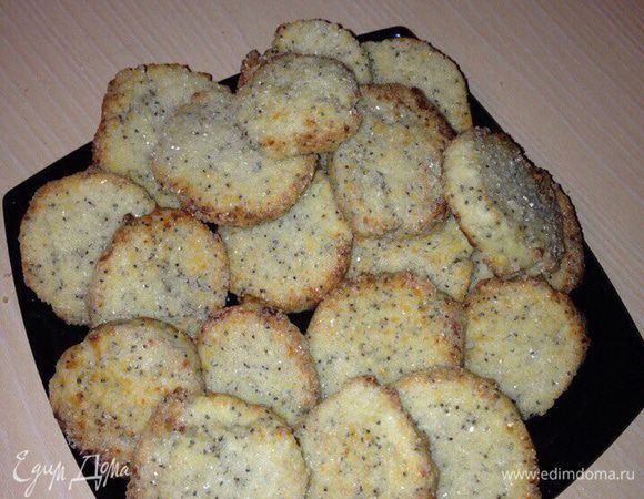 Натираем на крупной терке сыр и замороженное масло, добавляем муку, сахар, мак и замешиваем тесто, пока оно не станет плотным. 

Далее формируем из него колбаску. 

Нарезаем ее на кусочки примерно по 1-1,5 см 

Обмакиваем в сахаре с обеих сторон и выкладываем на противень на бумагу для выпечки.

Кладем в разогретую до 190С духовку на 10 мин (пока не подрумянятся) 

P.S.: когда достанете из духовки нужно быстро лопаткой отделить печенье от бумаги, иначе прилипнет и будет уже сложнее, а так очень легко. 