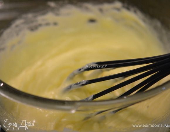 Размягченное сливочное масло взбить с сахаром. Добавить по одному яйцу за раз, после каждого взбивать.