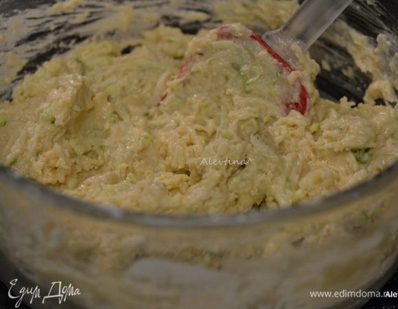 Добавить в масляную смесь муку и соль и перемешать. Затем цукини. Перемешать.