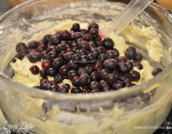 Добавить голубику замороженную. Осторожно перемешать.