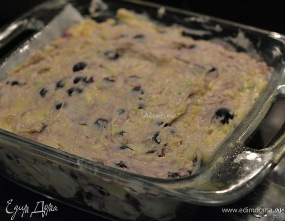 Используем форму для запекания квадратную или прямоугольную. Смазать маслом. В прямоугольной форме квадратики будут не такими высокими, но зато количество квадратиков будет больше. В квадратной форме квадратики будут выше и количество будет меньше.
Выложить тесто в форму для запекания тесто и разровнять. Поставить в разогретую духовку на 180С.  30-35 мин. в прямоугольной форме и 40-45 мин в квадратной форме.