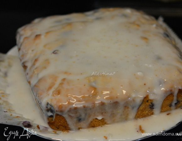 Готовый кекс достанем из духовки. Дать остыть. Сверху вылить глазурь.
Сахар или сахарную пудру в рецепте можно смело сократить. Нам было очень сладко.