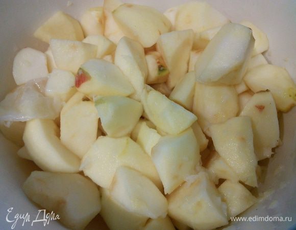 Яблоки очистить, порезать на 8 частей: сначала на четвертинки, затем ещё разочек поперёк, выжать на них лимонный сок и отставить в сторону. 