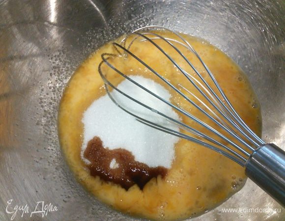 Поставить на малый огонь плавиться 300 г шоколада с маслом. В миске взболтать яйца, добавить сахар, ваниль, перемешать. 