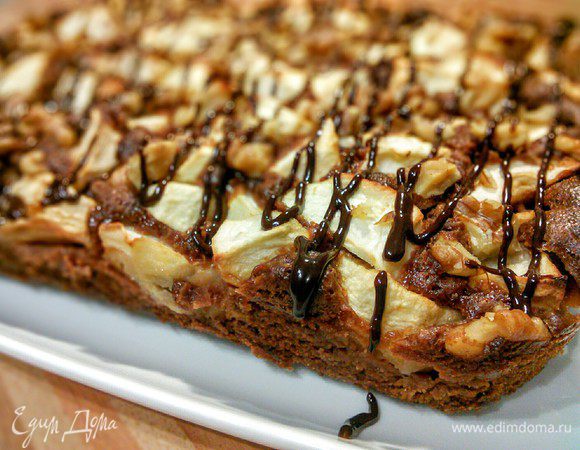 Выпекать в заранее разогретой до 175°С духовке около 40-45 минут до сухой палочки. Остудить. Выложить на блюдо, полить глазурью. 

Для глазури оставшийся шоколад и сливки расплавить, добавить какао, хорошенько перемешать, немного остудить и нанести на пирог. Я это делаю 5 мл шприцем, очень удобно наносить сеточку из глазури. 