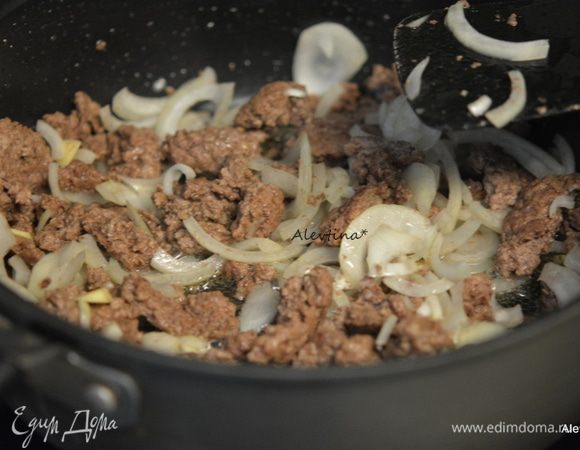 На разогретой сковороде обжарить фарш. Посолить. Лишний жир слить. Добавить порезанный тонко лук и обжаривать до мягкости лука.