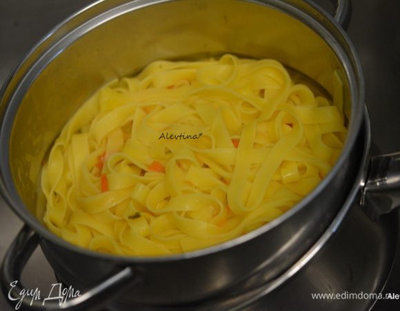 Отварить в соленой воде яичную лапшу или рис как указано в инструкции.