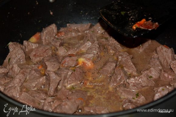 Обжарить на горячей сковороде кусочки говядины для тушения на 1 ст. л. оливкового масла, до коричневого цвета. Переложить в медленноварку.