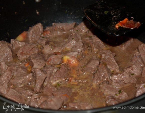 Обжарить на горячей сковороде  кусочки говядины для тушения на 1 ст. л. оливкового масла, до коричневого цвета. Переложить в медленноварку. 