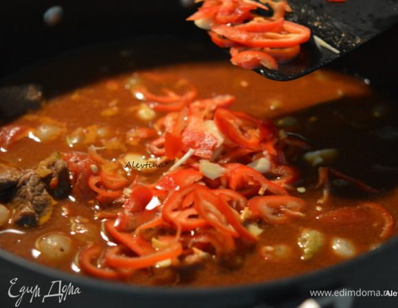 Добавить мясной бульон, вино, томаты баночные с итальянскими специями и порезанные, томатный соус, сладкий порезанный перец, порезанный лук, чеснок раздавленный, сахар, кофе, чили сухой, соль, черный перец. Закрыть крышкой и готовить 6 часов в режиме High. В мультиварке как написано в инструкции, на плите примерно 90-120 минут.