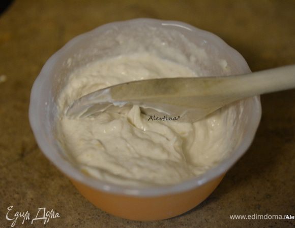 Смешать сметану с протертым хреном. Приготовим гарнир, как картофельное пюре или рис или паста.