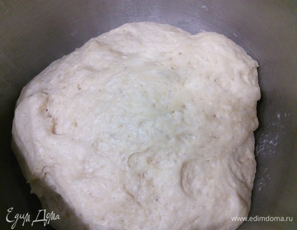 Тесто выложите на посыпанную мукой поверхность. 