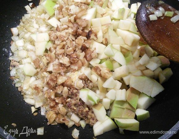 Когда сельдерей станет мягче, добавьте ложку горчицы, лимонного сока, орешки и порезанные кубиком яблоки. 