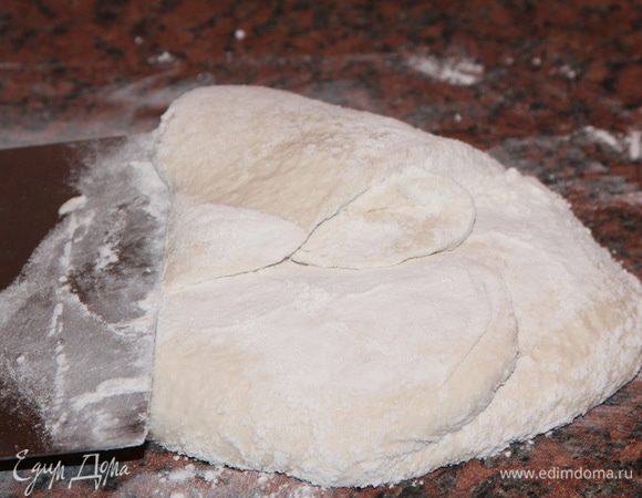 Вот так это выглядит: тесто со всех сторон покрыто мукой.