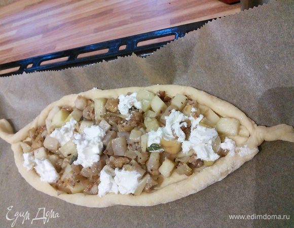 Закрутите краешки вовнутрь, края защипите и вытяните заготовку в виде лодочки. 