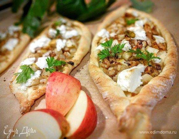 Края пиде смажьте маслом, а сами лодочки притрусите петрушкой. 