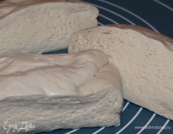 Достаем тесто из холодильника, делим на три равные части