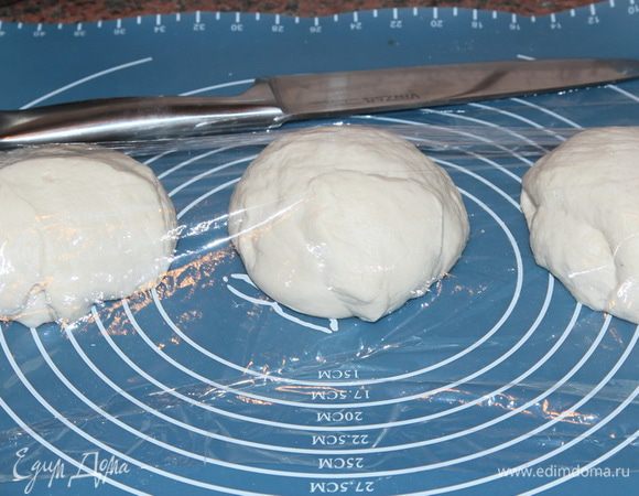 придаем кусочкам округлую форму и под пленкой оставляем на 1 час