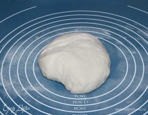 Начинаем формовку багетов. Подпыливаем рабочую поверхность мукой и перекладываем на нее кусок теста. 