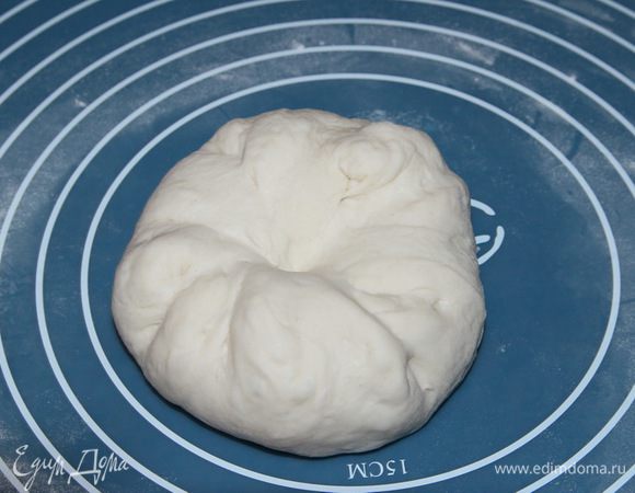 Заворачиваем по кругу края теста вовнутрь.