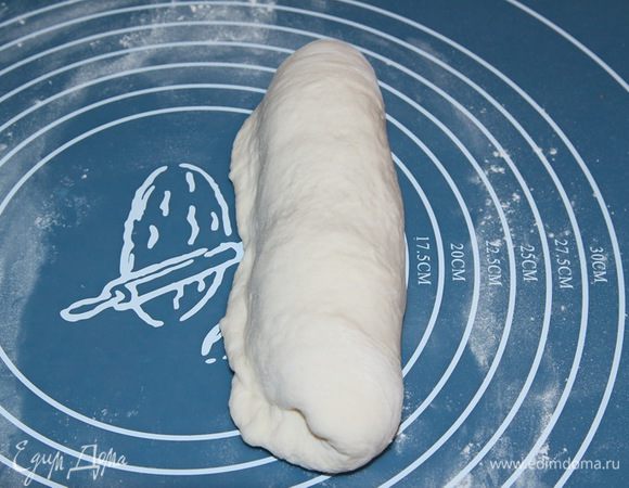 Теперь складываем по ложбинке пополам и ребром ладони продавливаем края, запечатывая наш багет. Обязательно запечатываем кончики.